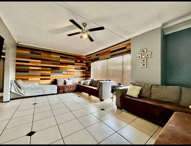 3 BEDROOM HOUSE FOR SALE IN VANDERBIJLPARK SE 2